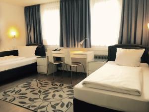Łóżko lub łóżka w pokoju w obiekcie Hotel Waldhorn