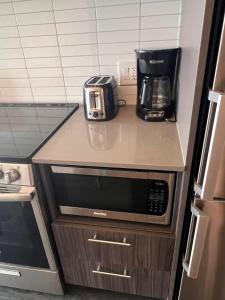 Køkken eller tekøkken på Cozy 2 Bedroom by Eaton Centre Mall