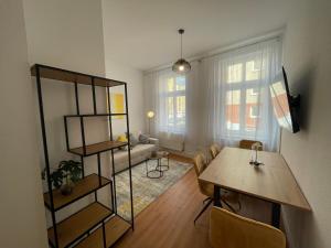 a living room with a table and a dining room at LS01 Deluxe Apartment, voll ausgestattet, zentral, groß in Magdeburg