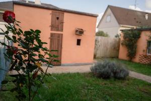a yard with a house and a fence and a rose at Appartement Cosy in Basse-Yutz +2 photos