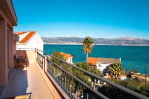 a balcony with a view of the ocean at Regina del Mare in Slatine