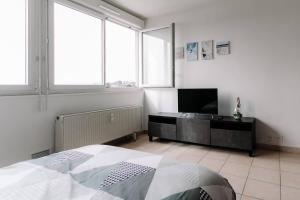 Postel nebo postele na pokoji v ubytování Le Nid Dardilly, Studio confort, calme, parking, Idéal pro