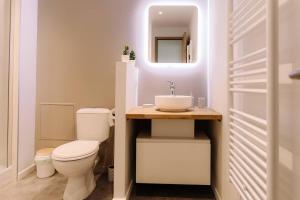 ダルディリーにあるLe Nid Dardilly, Studio confort, calme, parking, Idéal proの白いトイレと洗面台のあるバスルーム