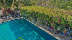 een buitenzwembad met een glijbaan bij Hotel Jaiba Mahahual - Adults Only in Mahahual +129 foto's