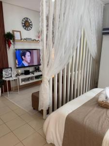 TV a/nebo společenská místnost v ubytování Roxroy on Fifth SMDC Cheer Residences