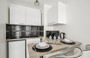 Η κουζίνα ή μικρή κουζίνα στο Studio Lumineux et confortable parking +10 φωτογραφίες