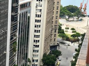 an aerial view of a tall building and a street at Vitrine Estadia in Rio de Janeiro
