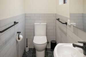 Un baño de The Nestled Inn 8 fotos más