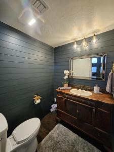 Ένα μπάνιο στο Sedona Uptown Gem! Wow! Views!! NEW! BARREL SAUNA!!! Close to trails, walk to Uptown Sedona, restaurants and shopping
