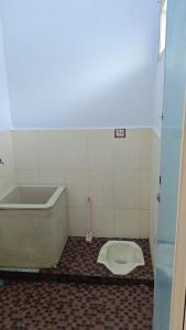 ブキティンギにあるVila Anggur Pintukabunのトイレと浴槽付きのバスルーム +35枚の写真