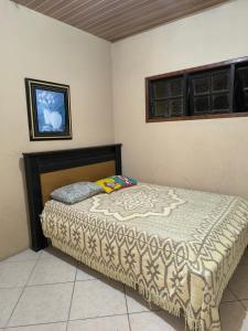 a bedroom with a bed in a room at Casa Lilytemporada in Cabo Frio