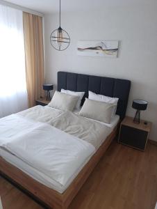 En eller flere senge i et værelse på Blue Apartment Lukavica near Sarajevo Airport