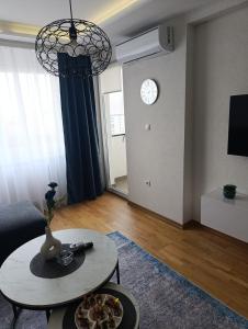 Et tv og/eller underholdning på Blue Apartment Lukavica near Sarajevo Airport