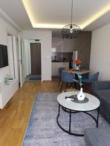 Køkken eller tekøkken på Blue Apartment Lukavica near Sarajevo Airport