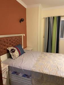 Un dormitorio con una cama con una almohada encima. en Cozy master room in Cairo, en El Cairo