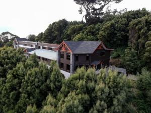 una vista aérea de una casa en el bosque en Hotel Bután Coronel, en Coronel