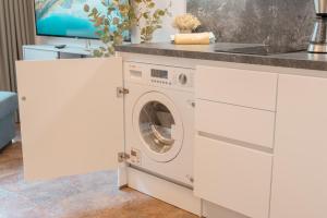 a washing machine in a kitchen with a counter at City Luxus-Apartment nähe Maschsee - Tierfreundlich in Hannover