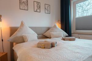 a bedroom with a bed with two pillows on it at City Luxus-Apartment nähe Maschsee - Tierfreundlich in Hannover