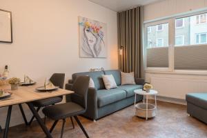 a living room with a couch and a table at City Luxus-Apartment nähe Maschsee - Tierfreundlich in Hannover