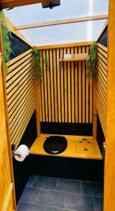 Fotografia z galérie ubytovania Glamping Hohe Wand - Zelt mit Sternenfenster und Whirlpool v destinácii Maiersdorf