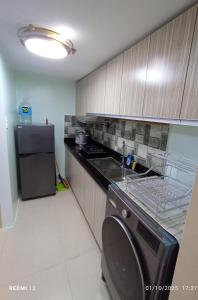 Η κουζίνα ή μικρή κουζίνα στο 2 Bedroom Condo Unit Cebu Spacious and Convenient