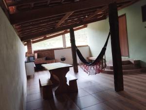 Zimmer mit Hängematte in einem Haus in der Unterkunft Casa da Betania em Ibitipoca in Conceição da Ibitipoca