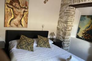 Postel nebo postele na pokoji v ubytování Art House Pagoi Sleeps 6 Parking 5 min to Beach