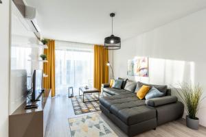 un soggiorno con un divano e una TV di Sunset Resort 211 a Fonyód
