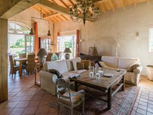 un soggiorno con un divano e un tavolo di Family Château Retreat a Fargues-sur-Ourbise