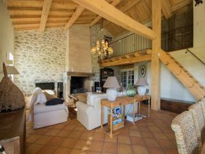 un soggiorno con un divano e un tavolo di Family Château Retreat a Fargues-sur-Ourbise
