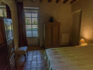 una camera da letto con un letto e una finestra di Family Château Retreat a Fargues-sur-Ourbise Altre 28 foto