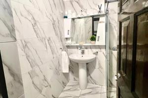 Koupelna v ubytování Art House Pagoi Sleeps 6 Parking 5 min to Beach + 15 fotografií