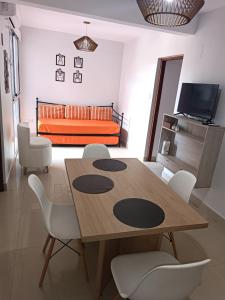 圣米格尔·德·图库玛Monteagudo 722的带桌椅和床的客厅