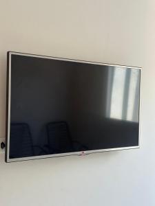 TV a/nebo společenská místnost v ubytování Casa com dois quartos e piscina em mineiros