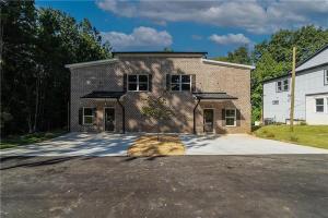 una casa in mattoni con un vialetto di fronte di Modern new townhouse near Stone Mountain Sleeps 10 a Snellville