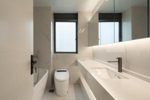 Salle de bains dans l'établissement Eastern Hub - Bund Branch 3-Bedroom Near Yuyuan Garden, Nanjing Road with Shanghai Tower Views, Near Subway