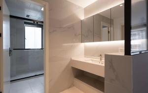 Salle de bains dans l'établissement Eastern Hub - Bund Branch 3-Bedroom Near Yuyuan Garden, Nanjing Road with Shanghai Tower Views, Near Subway