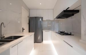 Cuisine ou kitchenette dans l'établissement Eastern Hub - Bund Branch 3-Bedroom Near Yuyuan Garden, Nanjing Road with Shanghai Tower Views, Near Subway