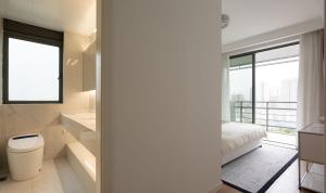 La salle de bains est pourvue d'un lit, d'une baignoire et de toilettes. dans l'établissement Eastern Hub - Bund Branch 3-Bedroom Near Yuyuan Garden, Nanjing Road with Shanghai Tower Views, Near Subway, à Shanghai