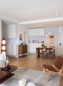 Cuisine ou kitchenette dans l'établissement Eastern Hub - Bund Branch 3-Bedroom Near Yuyuan Garden, Nanjing Road with Shanghai Tower Views, Near Subway