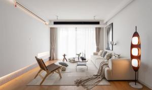 un soggiorno bianco con divano e sedia di Eastern Hub - Bund Branch 3-Bedroom Near Yuyuan Garden, Nanjing Road with Shanghai Tower Views, Near Subway a Shanghai