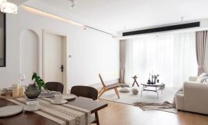 un salon avec une table et un canapé dans l'établissement Eastern Hub - Bund Branch 3-Bedroom Near Yuyuan Garden, Nanjing Road with Shanghai Tower Views, Near Subway, à Shanghai