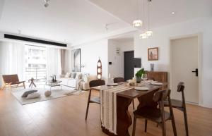 Coin salon dans l'établissement Eastern Hub - Bund Branch 3-Bedroom Near Yuyuan Garden, Nanjing Road with Shanghai Tower Views, Near Subway