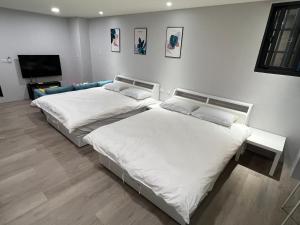 Postel nebo postele na pokoji v ubytování 豐原廟東自助民宿