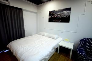 Postel nebo postele na pokoji v ubytování 豐原廟東自助民宿
