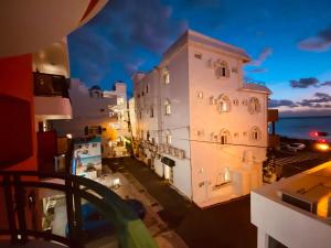 Balkón nebo terasa v ubytování 墾丁船帆石海景五臥室 包棟villa IG Kenting Timehouse beach villa I電動麻將I k歌l德州撲克桌遊I廚房I步行沙灘三分鐘 Line ID 搜kenting-timehouse預訂