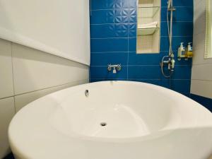 Et bad på 墾丁船帆石海景五臥室 包棟villa 五餅二魚I電動麻將I k歌l德州撲克桌遊I廚房I步行沙灘三分鐘 IG搜Kenting Timehouse beach villa