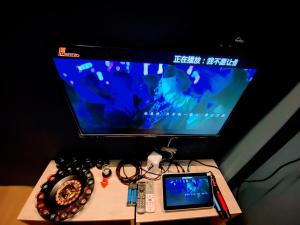 En TV eller et underholdningssystem på 墾丁船帆石海景五臥室 包棟villa 五餅二魚I電動麻將I k歌l德州撲克桌遊I廚房I步行沙灘三分鐘 IG搜Kenting Timehouse beach villa