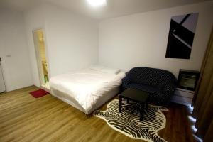 Postel nebo postele na pokoji v ubytování 豐原廟東自助民宿