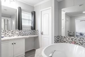Ένα μπάνιο στο Madison Family Home & Event Rental Space on 7 Private Acers +23 φωτογραφίες